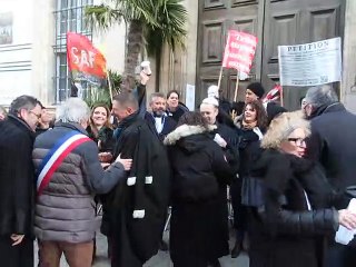 Les avocats bloquent l'accès du tribunal à Carpentras