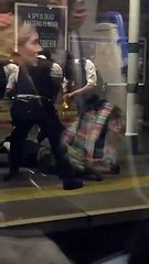 Grande-Bretagne: La neutralisation par la police d'un homme armé d'une machette filmée par les passagers d'un train mise en ligne sur le net