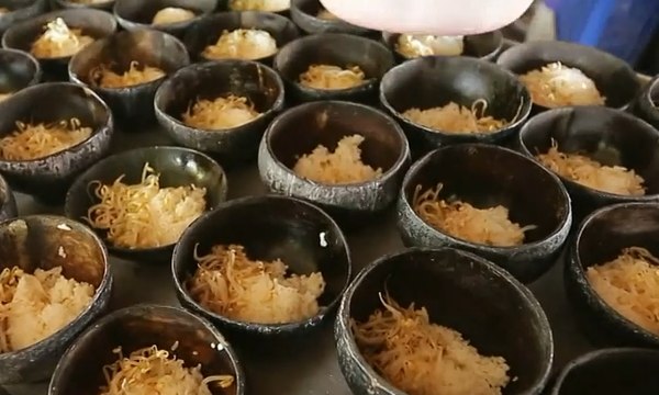 Benu Keliling: Sensasi Makan Soto dalam Batok Kelapa