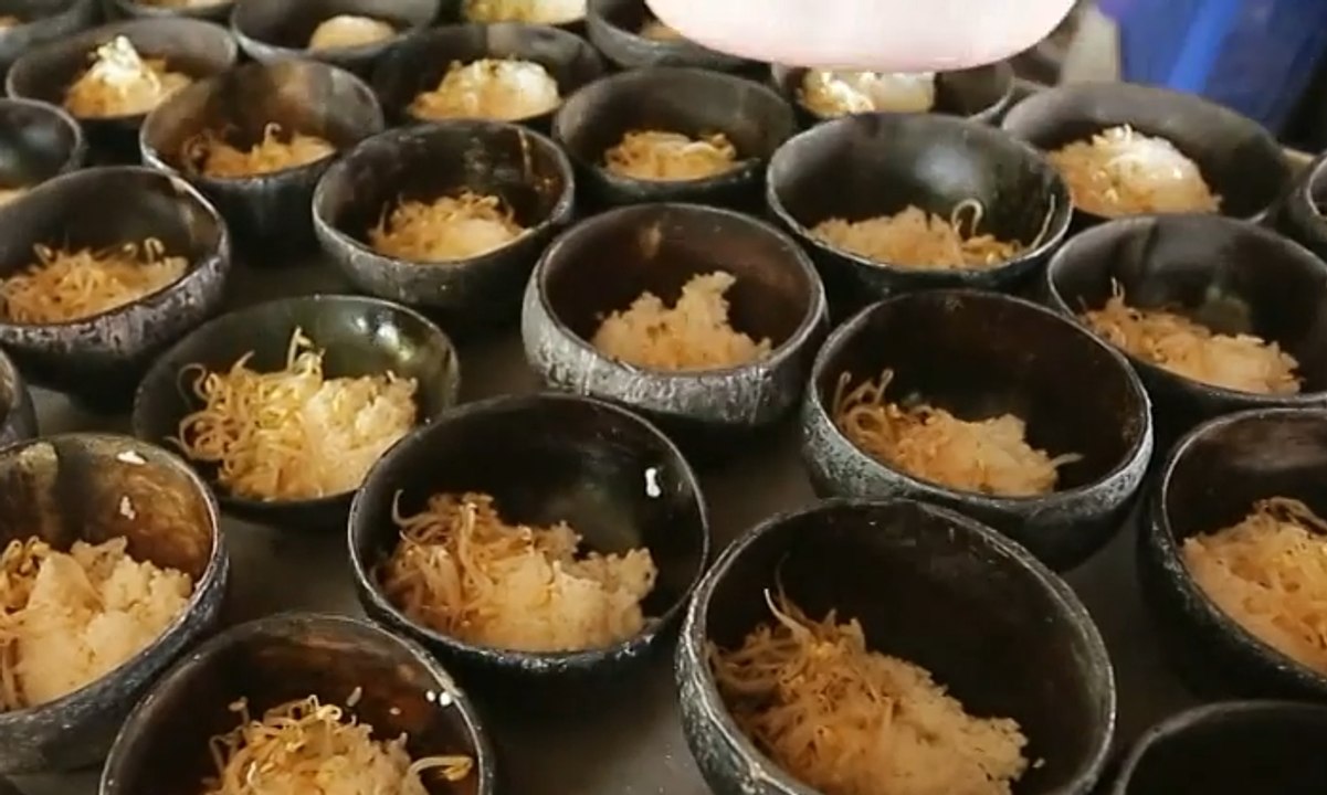 Benu Keliling: Sensasi Makan Soto dalam Batok Kelapa