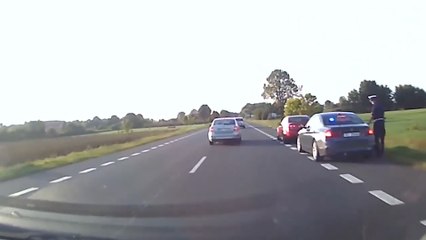 Un automobiliste double n'importe comment et se fait rattraper par le karma !