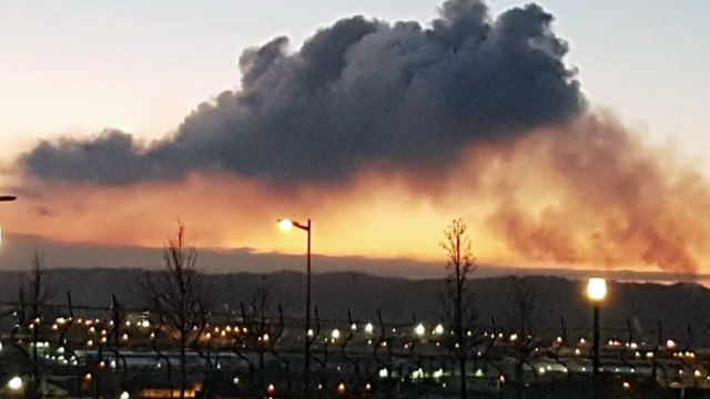 Una enorme nube contaminante en Veriña alarma a los vecinos de Gijón y Carreño