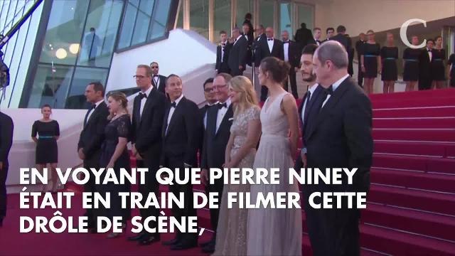 Grillé ! Quand Pierre Niney filme Gilles Lellouche en train de fumer discrètement à table lors de la soirée des révélations des César