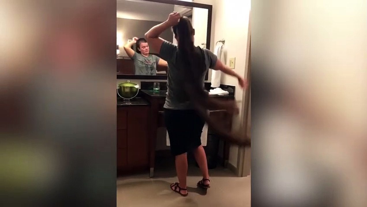 Mujer peina y recoge más de metro y medio de pelo