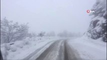 Kar ile Kaplanan Yollar Sürücülere Zor Anlar Yaşatıyor