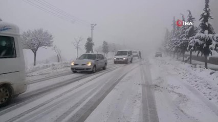 Besni'de Mahsur Kalan Araçların İmdadına İş Makineleri Yetişti