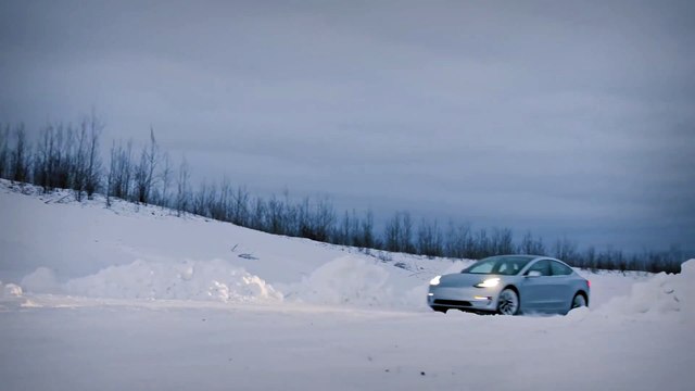VÍDEO: Corto pero intenso, el Tesla Model 3 derrapando en la nieve