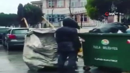 Kağıt Toplayan Genç İstiklal Marşı'nı Duyunca Saygı Duruşuna Geçti