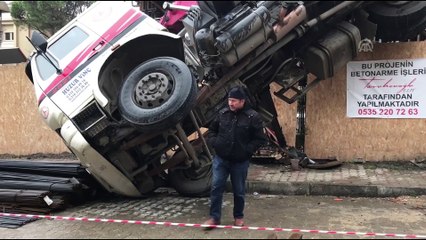 Kadıköy'de vinç devrildi - İSTANBUL
