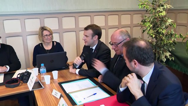 Le Président de la République Emmanuel Macron au Conseil municipal de la ville de Gasny, dans l'Eure