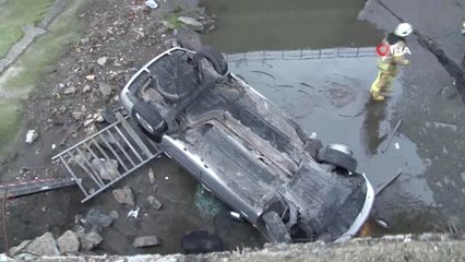 Zeytinburnu'nda Kontrolden Çıkan Otomobil Dereye Uçtu