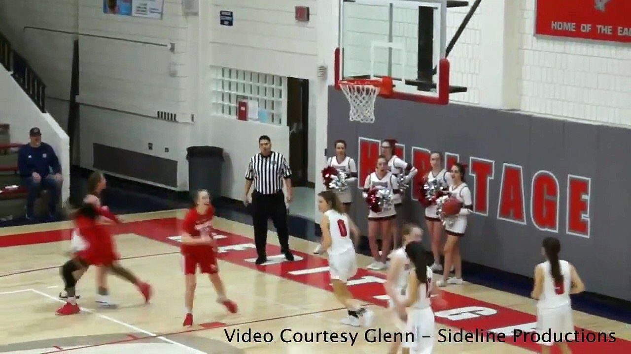 Alley oop durant un match de basket féminin au lycée