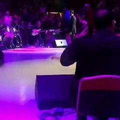 شاهدى تصرف كاظم الساهر مع معجبة اقتحمت المسرح