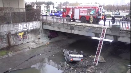 Zeytinburnu’nda otomobil dereye uçtu - İSTANBUL