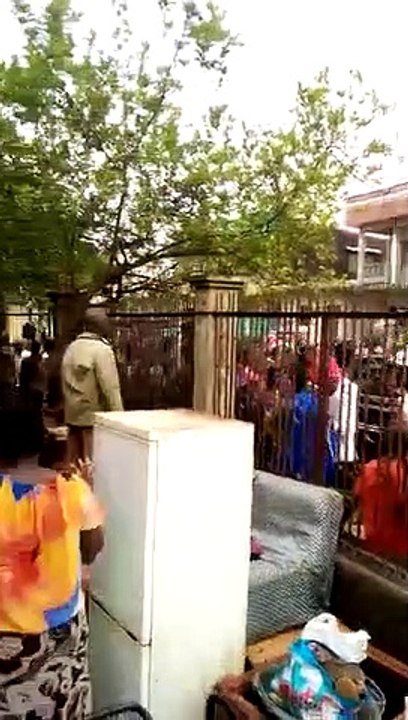 Insolite : Pour des raisons qui choquent le WEB et qui vous surprendront, ce pasteur est méchamment lynché pour avoir fait une chose inadmissible à des jeunes filles.