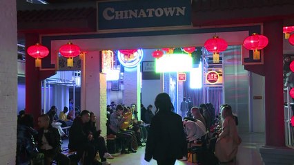 التقدم في السن لا يوقف حلم صينيين في امتهان عرض الأزياء