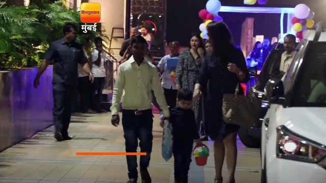 करीना कपूर खान और उनके बेटे तैमूर अली खान को बीते रोज एक बर्थडे पार्टी में देखा गया।