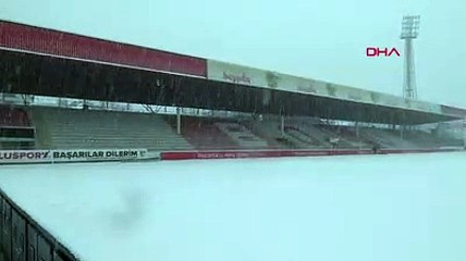 Galatasaray-Boluspor karşılaşması öncesi saha zemini karla kaplandı