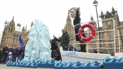 لماذا نصب البريطانيون دمية "تيريزا ماي" على سفينة "تايتانيك" الغارقة؟