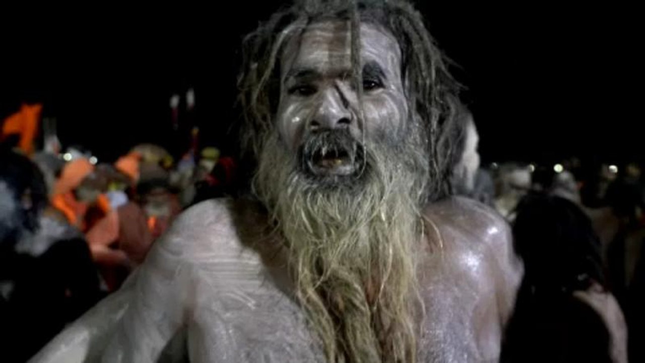 Via al Kumbh Mela, in migliaia fanno il bagno nel Gange