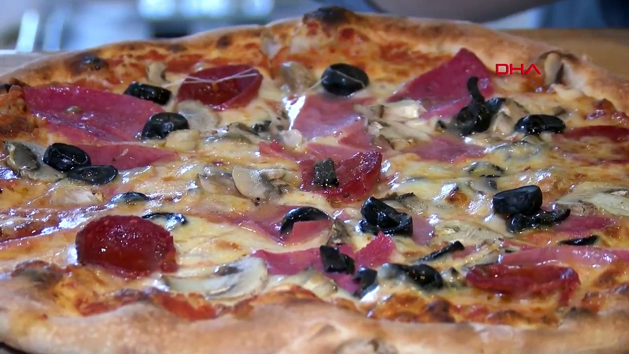 24 ayar altınla pizza yaptı