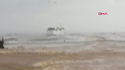 Mersin'de Gemi Karaya Oturdu