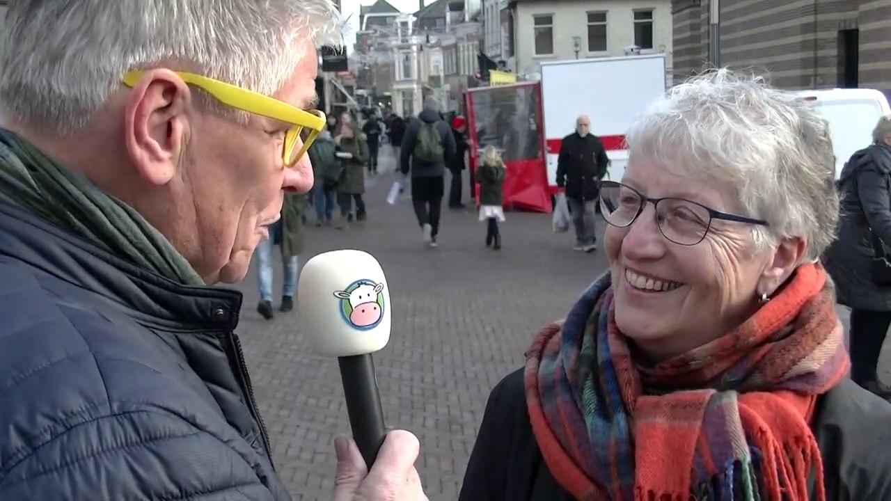 Regio op Straat: "Met de benen op de bank. Ik borduur geboortetegels"