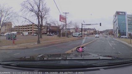 Seggiolone vola fuori dall'auto: bambina illesa