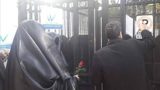 Διαμαρτυρία με μπούργκες έξω από την ιταλική πρεσβεία στην Αθήνα