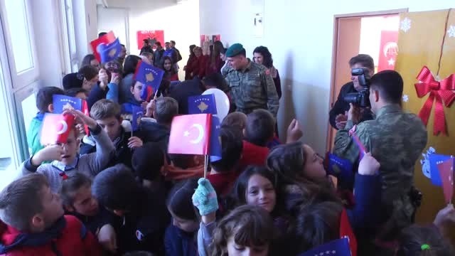 Türk Askerinden Kosova'da Eğitime Destek