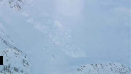 Отель оказался погребен под лавиной