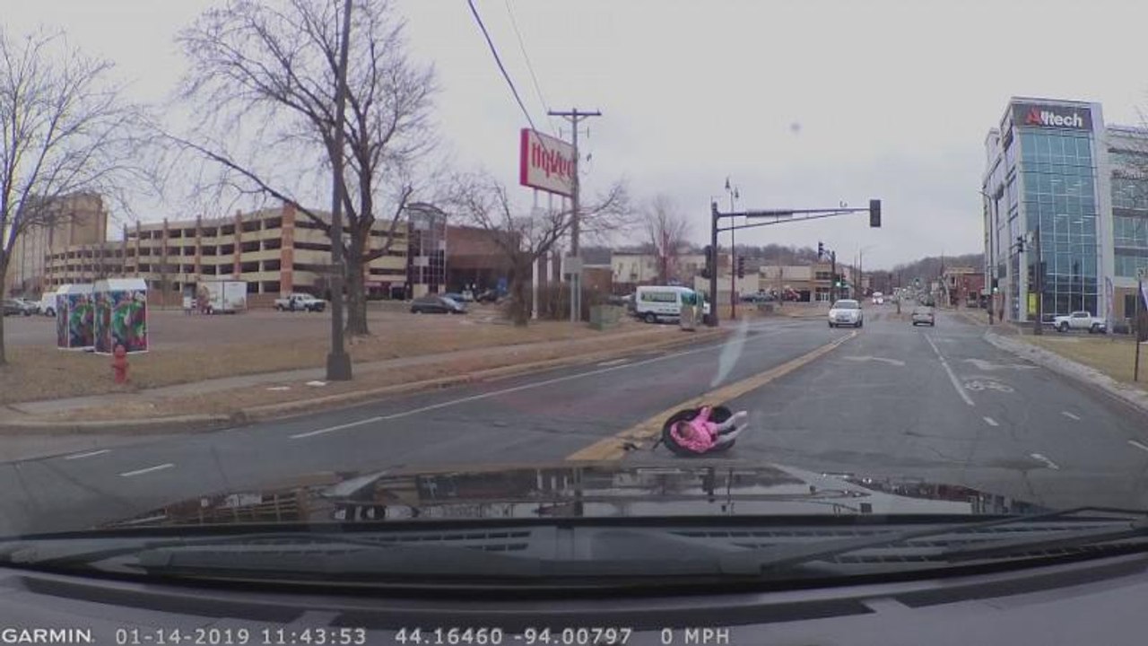 In voller Fahrt: Mutter verliert Kleinkind im Autositz