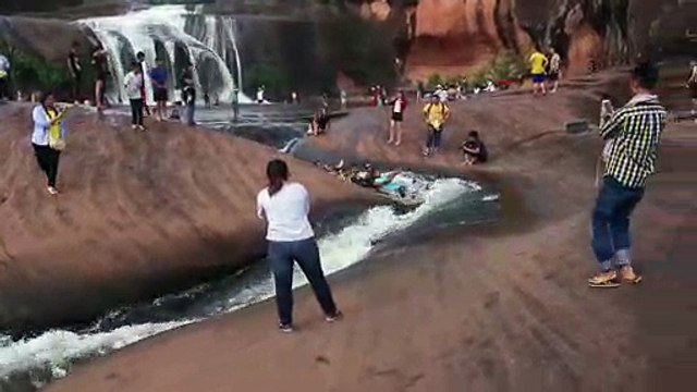 Un toboggan à eau naturel incroyable... Mieux qu'un parc aquatique