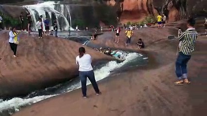 Un toboggan à eau naturel incroyable... Mieux qu'un parc aquatique