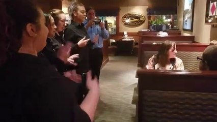 Moment émouvant quand des serveurs signent "Joyeux anniversaire" pour une cliente sourde