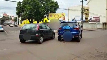 Carros colidem na Rua Rio Grande do Sul