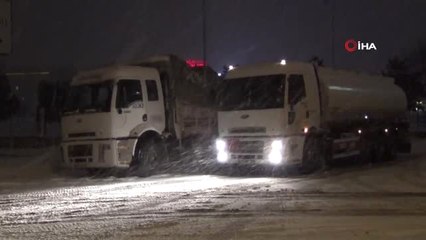 Türk Kızılay'ı Yolda Kalan Tır Şoförlerine Kumanya Dağıttı