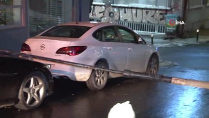 Rüzgar Nedeniyle Elektrik Direği Lüks Otomobilin Üstüne Devrildi