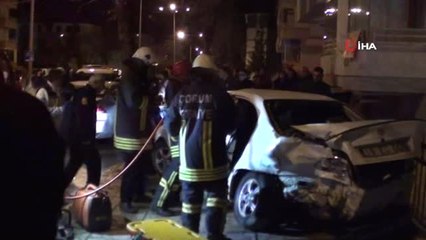 Kontrolden Çıkan Otomobil Park Halindeki Araçlara Çarptıktan Sonra Kaldırıma Çıktı