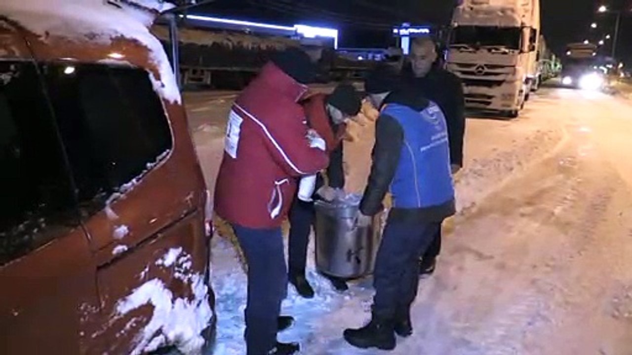 AFAD ile Türk Kızılayı yolda kalanlara çorba ve kumanya dağıttı - KÜTAHYA