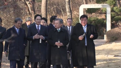 "약 대드리겠다" 농담도...대통령-그룹 총수 '커피 산책' / YTN