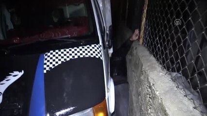 Polisten Kaçan Hırsızlık Şüphelisi Kamyonetle Duvar Arasına Sıkıştı