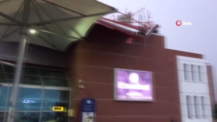 Fırtına Otobüs Terminalinin Çatısını Uçurdu