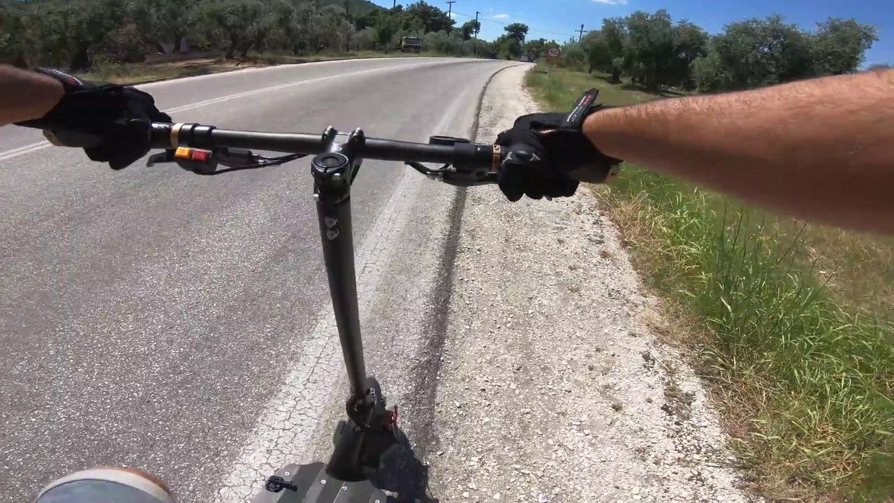 90km/h en trottinette ! Ce fou roule plus vite que les voitures !