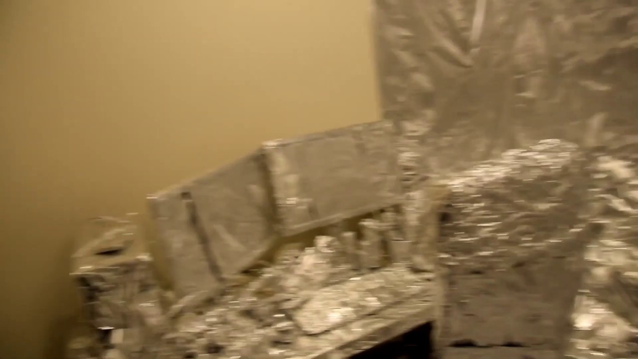 Le bureau entier recouvert d'aluminium pour son anniversaire.. surprise !