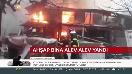 Ahşap bina alev alev yandı