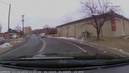 Mamman svänger - då trillar barnet ut från bilen