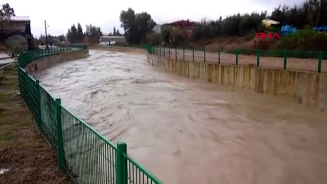 Adana Kozan Yolunda Heyelan Meydana Geldi, Yol Kapandı