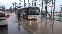 Mersin'de Sağanak Yağış ve Fırtına Hayatı Olumsuz Etkiledi