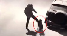 Köpeğe Tekme Atmaya Çalışan Adam, Düşerek Kafasını Park Halindeki Arabaya Çarptı
